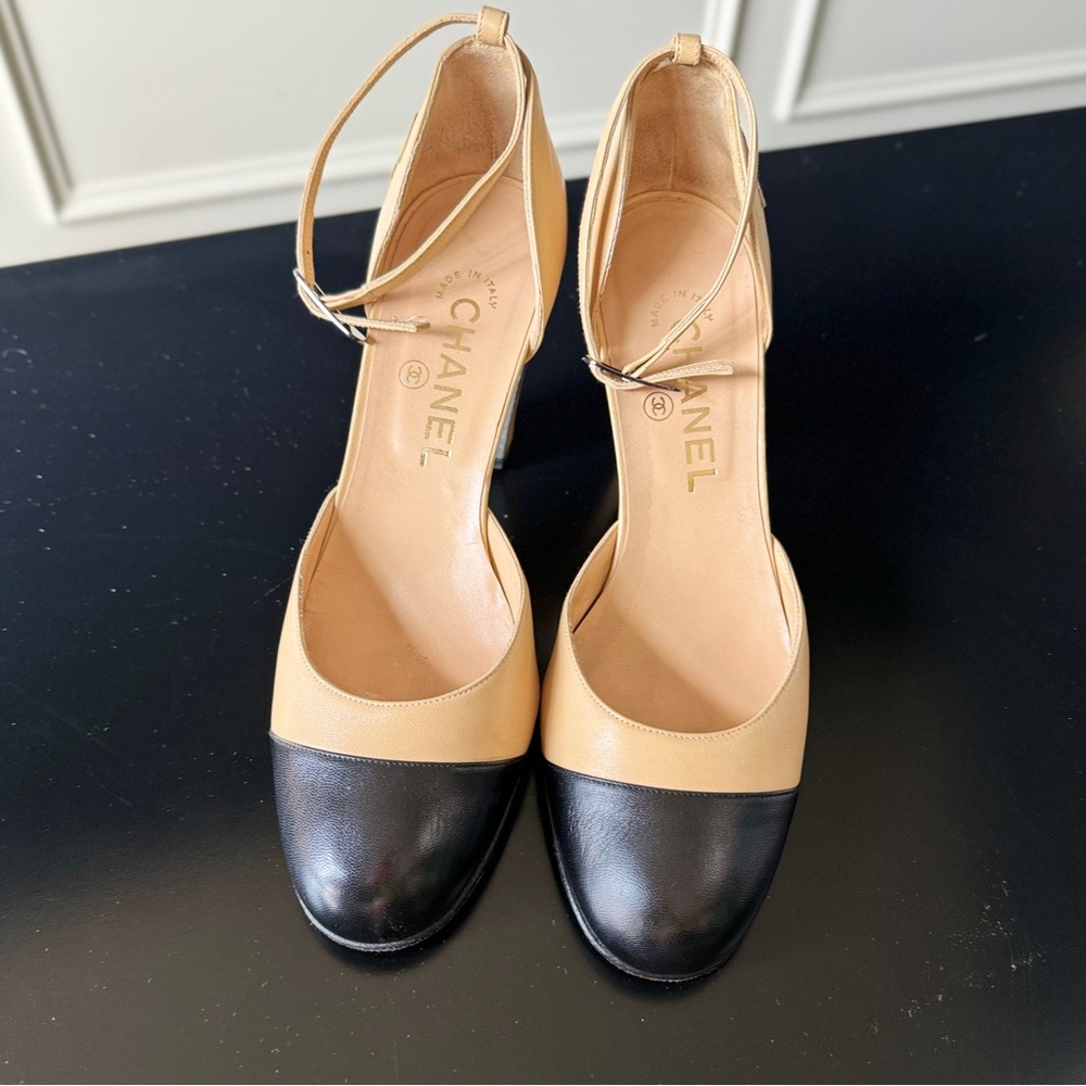 EUC Chanel Interlocking Logo Cap Toe Mary Jane Heels - Size 37.5 (7.5)